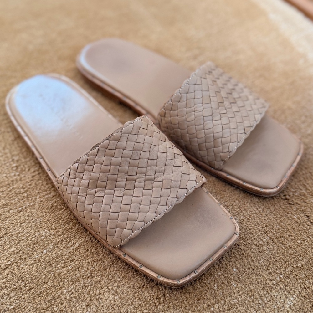 Freda Salvador Beige Tan Woven Slide Sandals Size 8.5